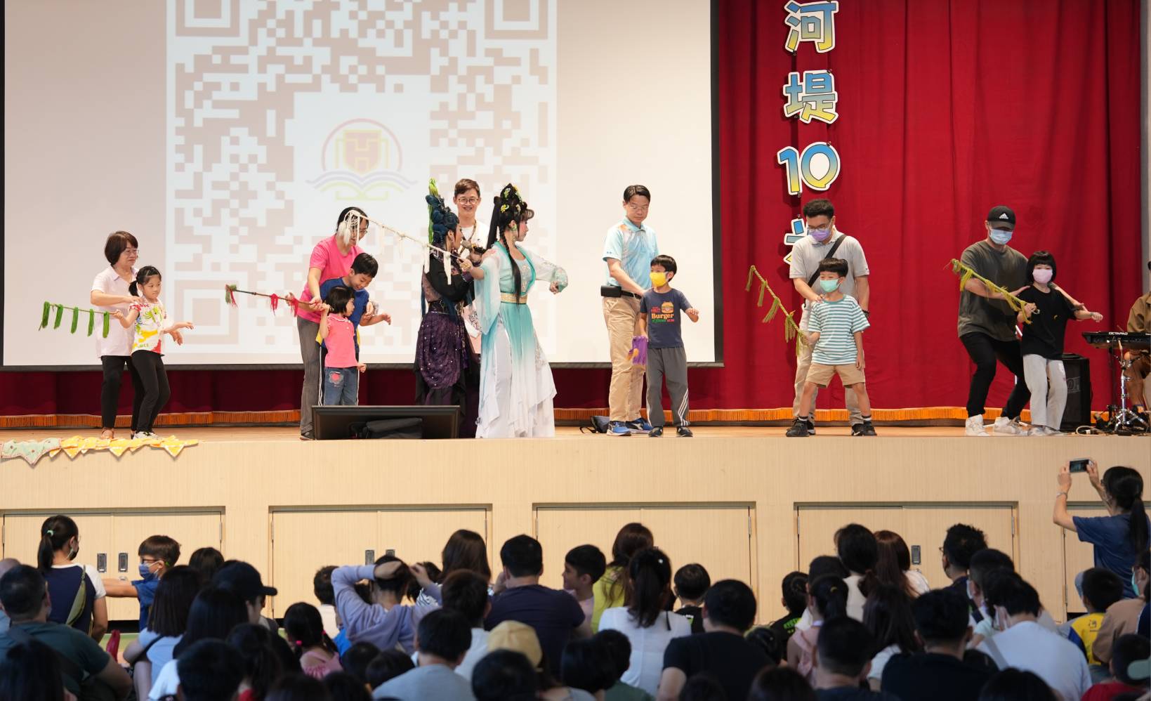 ▲家長和孩子們共同感受到了本土傳統文化的魅力。（記者吳月惠翻攝）