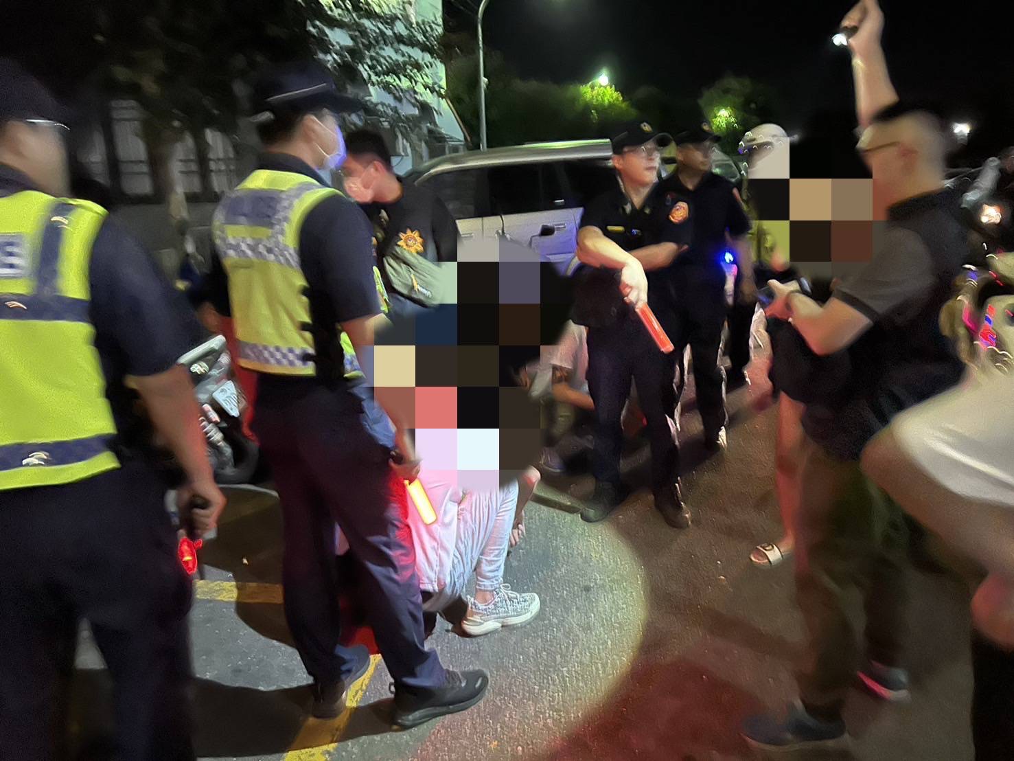 ▲麻豆代天府主辦的「甲辰年香科遶境」活動,今日凌晨發生衝突事件,警方獲報,隨即出動優勢警力,將現場滋事的16人帶回調查。(圖/記者陳彥霖翻攝)