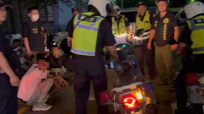 ▲麻豆代天府主辦的「甲辰年香科遶境」活動，今日凌晨發生衝突事件，警方獲報，隨即出動優勢警力，將現場滋事的16人帶回調查。（圖／記者陳彥霖翻攝）
