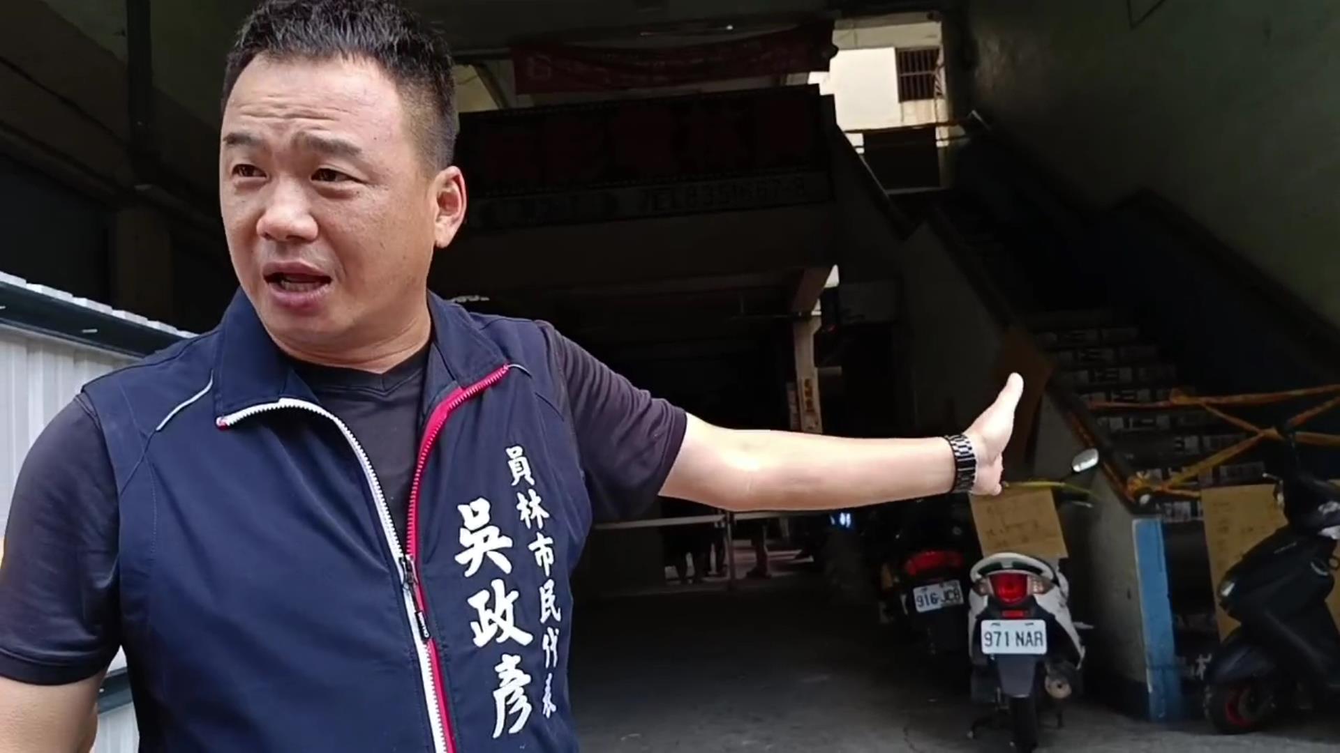 ▲員林市綜合市場大樓南側（光明街）通道，從上月起突然被架起大片鐵皮圍籬，造成大樓內住戶、攤商等使用民眾難以進出，市場攤商拉白布條抗議。（記者張溎壕攝）