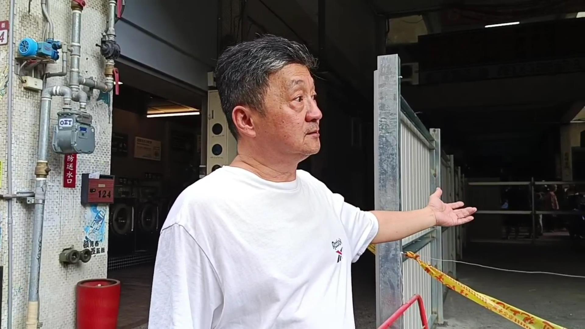 ▲員林市綜合市場大樓南側（光明街）通道，從上月起突然被架起大片鐵皮圍籬，造成大樓內住戶、攤商等使用民眾難以進出，市場攤商拉白布條抗議。（記者張溎壕攝）