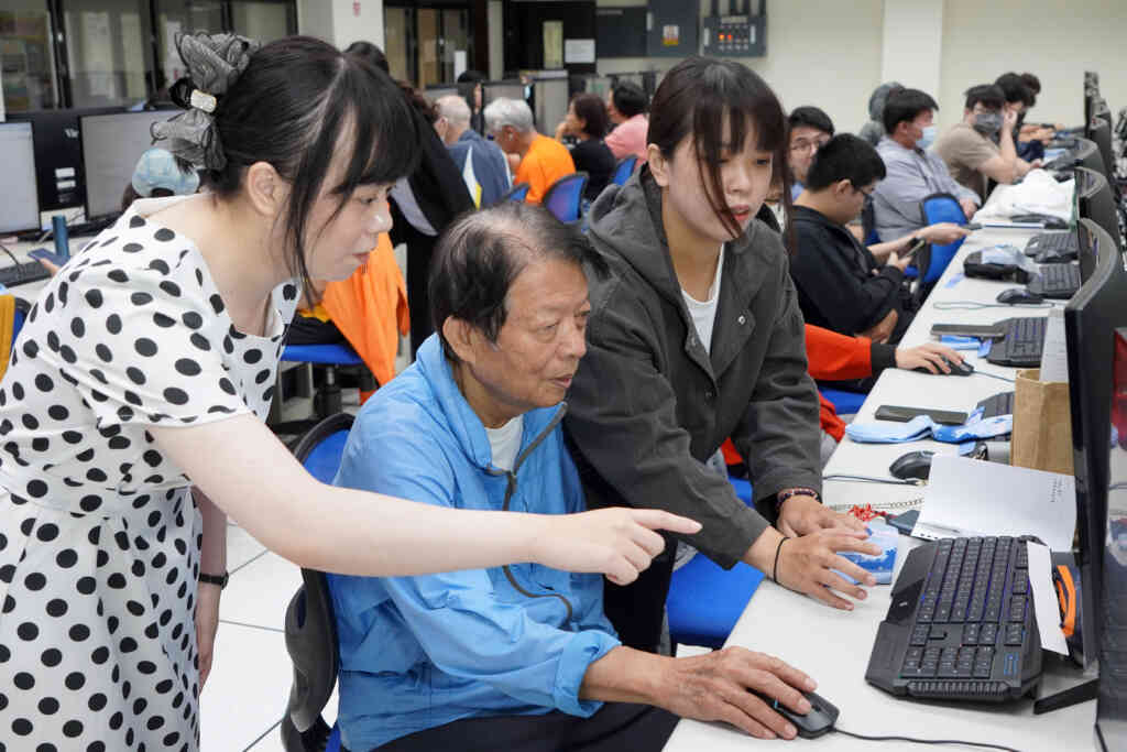 ▲大葉大學資管系陳縣綉老師(左)帶領學生教樂齡大學阿公阿媽操作軟體。(大葉大學提供)