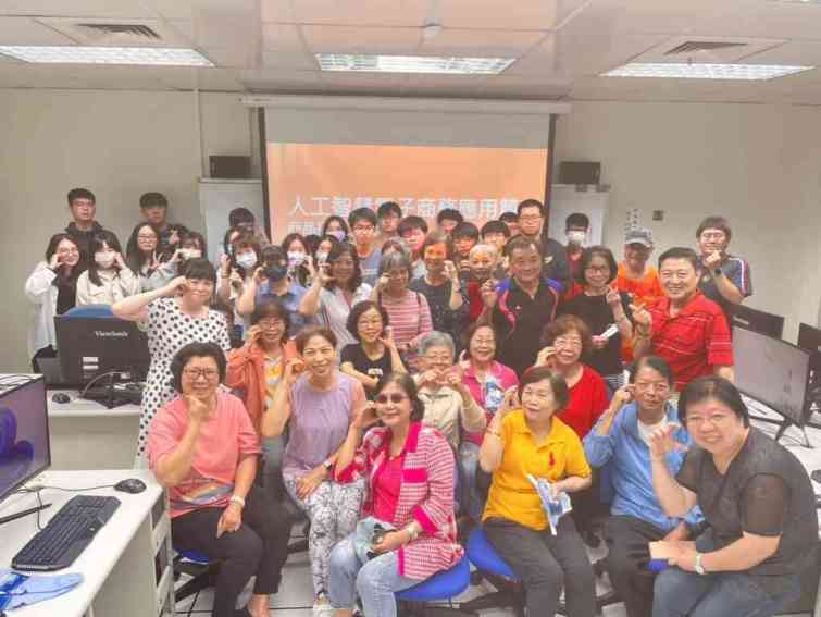 ▲大葉大學樂齡大學安排資管系師生與學員互動。（大葉大學提供）
