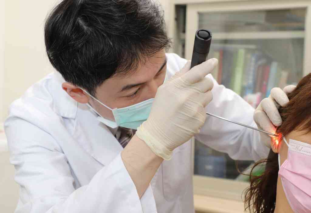 ▲張耕閤醫師強調術前完整評估的重要性,可透過使用耳內視鏡檢查耳膜破損情況。(仁愛長庚合作聯盟醫院提供)