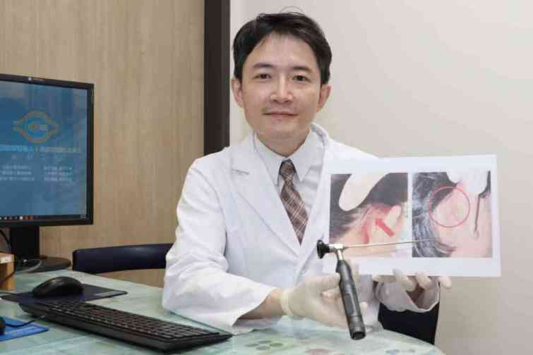 ▲張耕閤醫師指出，傳統手術有耳後五公分傷口，微創手術則無傷口。（仁愛長庚合作聯盟醫院提供）