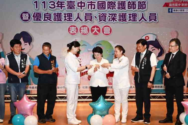 ▲台中市長盧秀燕表示，她代表市民向白衣天使致上最高的敬意與感謝。（記者張玉泰攝）