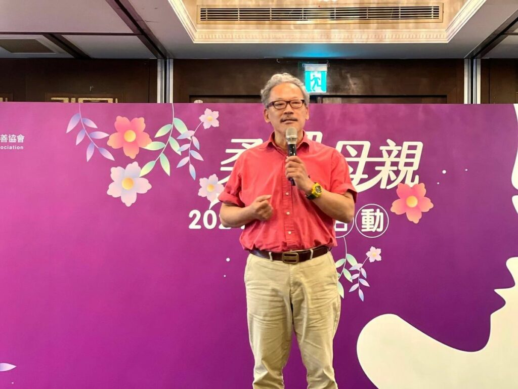 張德明理事長致詞時表示，今年接受表揚的母親中，其中有多位是新住民