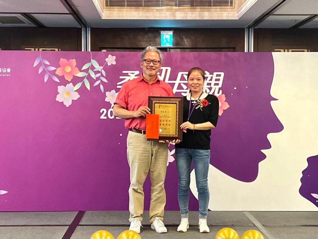 張德明理事長頒發獎狀與獎金給獲獎母親楊女士