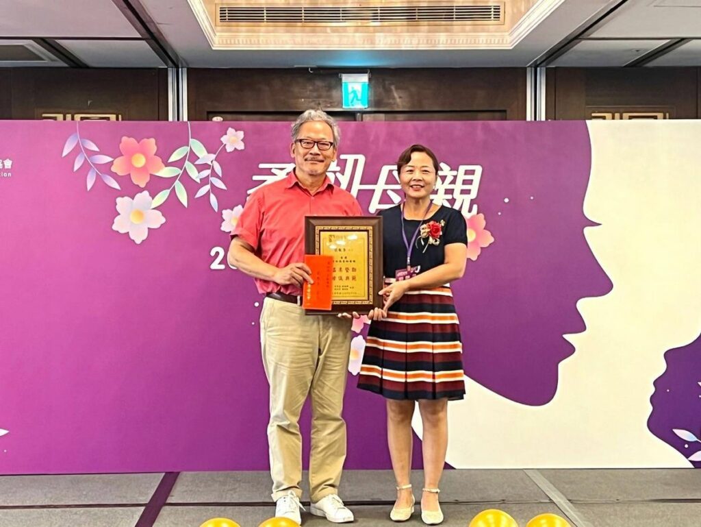 張德明理事長頒發獎狀與獎金給獲獎母親劉女士