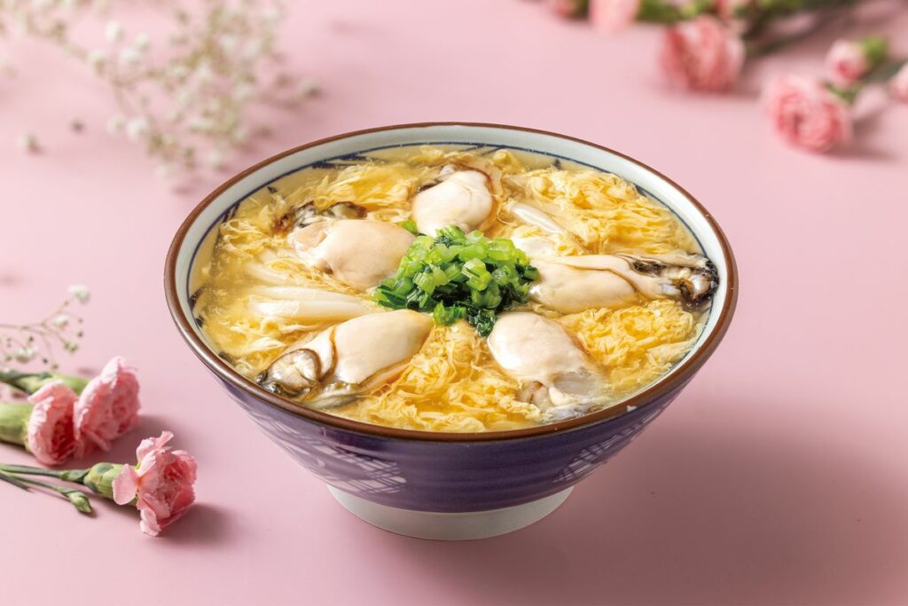 牡蠣滑蛋口味的「母力烏龍麵」5/10-5/12限定3日，選用廣島牡蠣的鮮美海味，搭配和風清湯為基底，寵愛媽咪價229元。