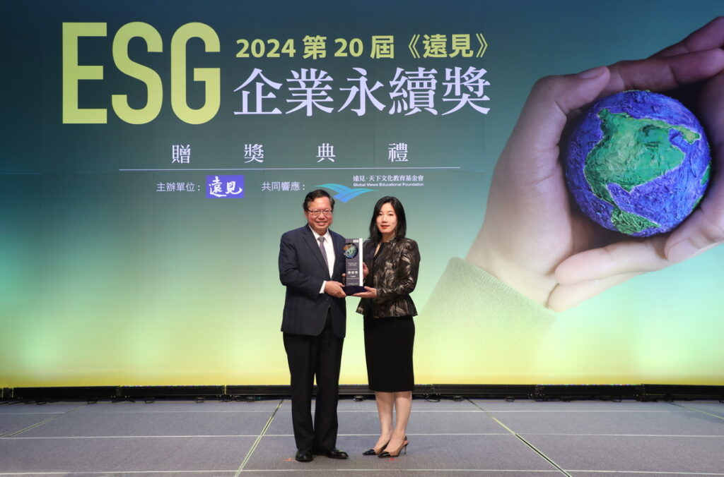 六福旅遊集團勇奪2024遠見ESG獎,打造職場共融備獲肯定,六福旅遊集團董事長 莊豐如(右)從行政院副院長 鄭文燦(左)手中接獲獎盃。(圖:六福旅遊集團提供)