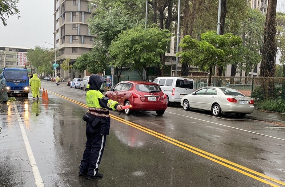 ▲圖說:狂風暴雨擊落東區東英路上老樹,員警獲報後火速到場擺錐拉線,淨空路口 (圖/台中市政府提供)
