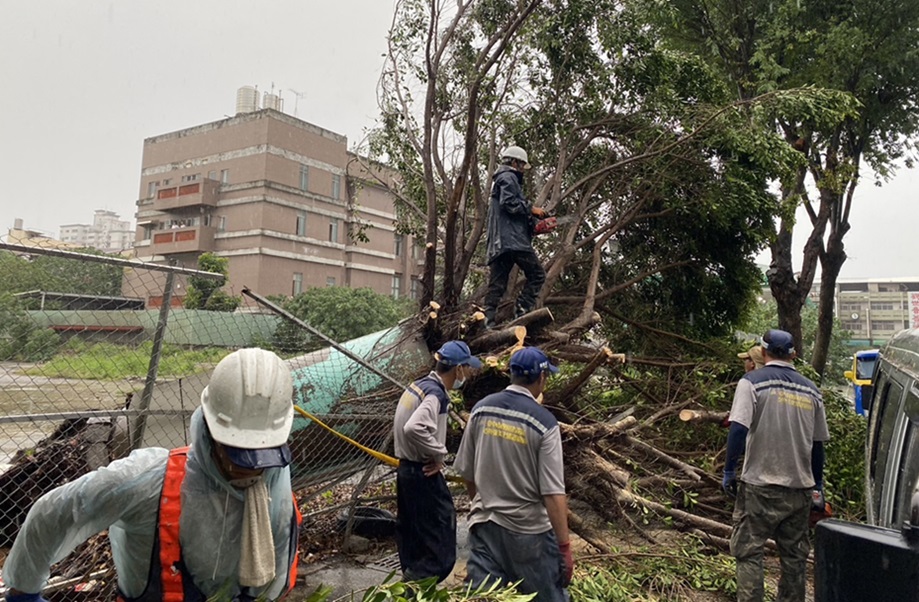▲圖說:工程人員出動電鋸切割路倒樹體,在一個鐘頭後排除路障 (圖/台中市政府提供)