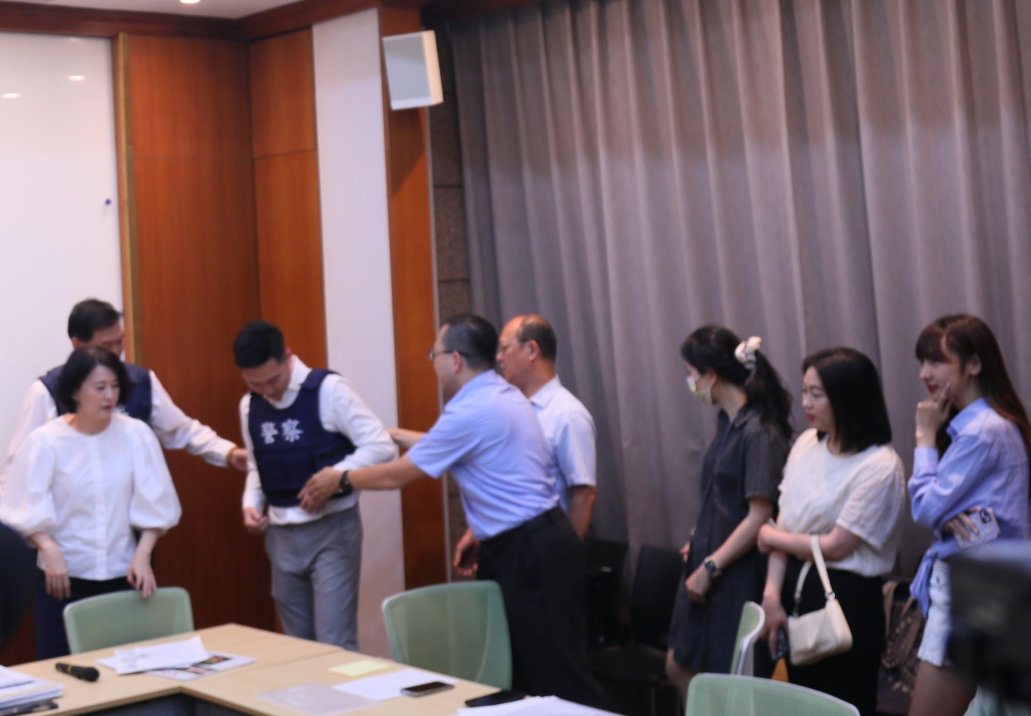 王鴻薇指出,前陣子基層警察人員反映部分防彈衣抗凹陷板出現瑕疵,就是向「光研企業股份有限公司」採購。(記者包克明攝)