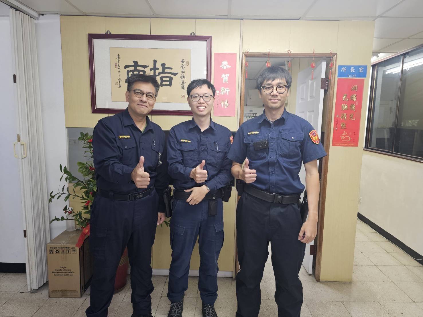 指南派出所副所長沈約翰(圖左)、警員莊家承(圖中)徐駿霖(圖右)迅速調閱附近監視攝像頭,確認一名男性沿萬壽路騎走,共同努力下,迅速破獲。(記者黃荷琇 翻攝)