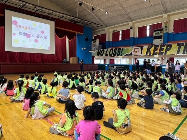 北投分局前往石牌國小附設幼兒園,向小朋友進行交通安全、犯罪預防及性平教育宣導。(記者薛秀蓮翻攝)