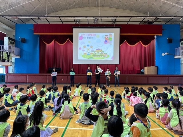 小朋友對於警察哥哥、姐姐出現在幼兒園,感到新奇又有趣。(記者薛秀蓮翻攝)