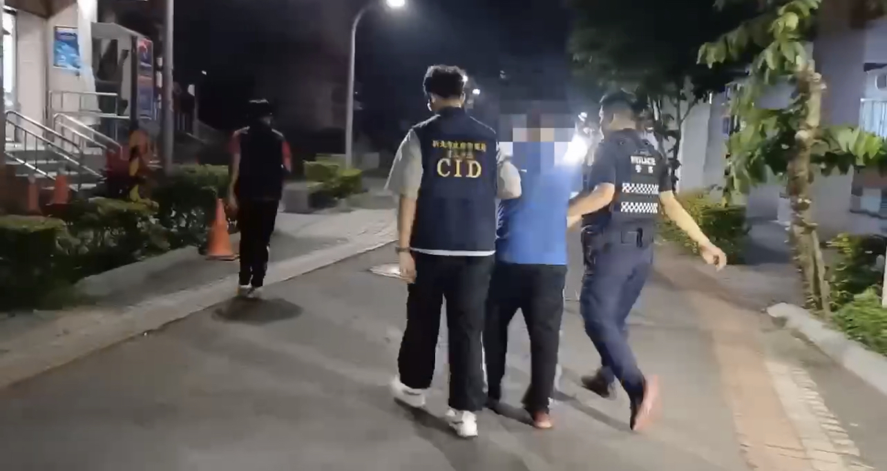 淡水警逮捕涉案陳嫌歸案調查。(記者徐煜勝翻攝)