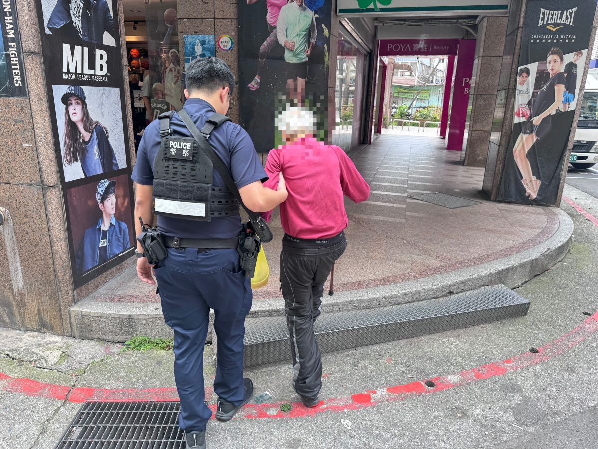 警員護送陳翁返家。（記者薛秀蓮翻攝)