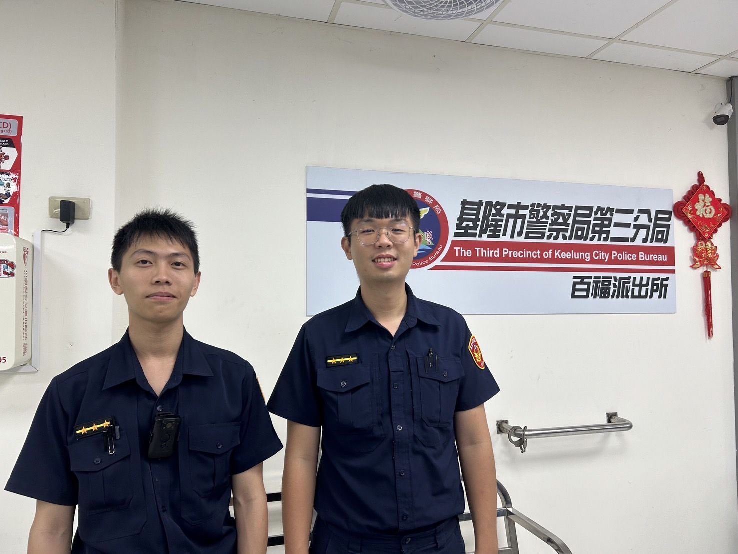 百福派出所警員尤威(右)、徐聖喆(左)。(記者薛秀蓮翻攝)