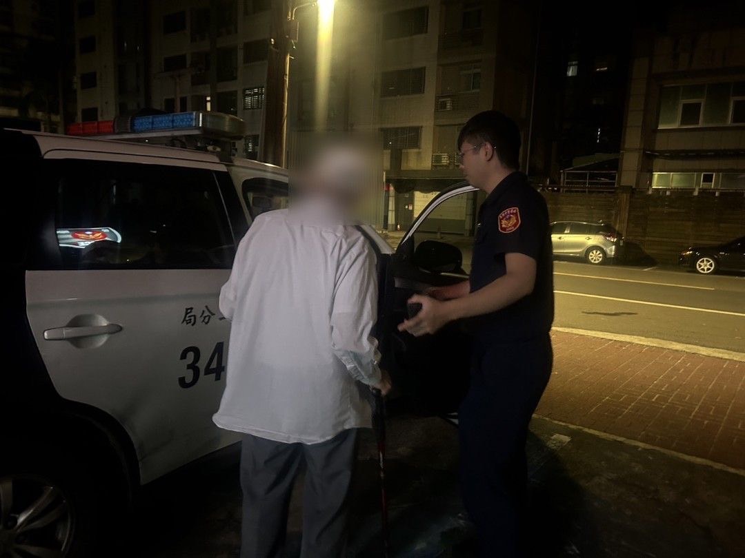 員警勤務發現安置迷途老翁後後續護送老翁平安返家。(記者薛秀蓮翻攝)