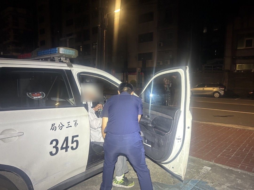 員警勤務發現安置迷途老翁後後續護送老翁平安返家。(記者薛秀蓮翻攝)
