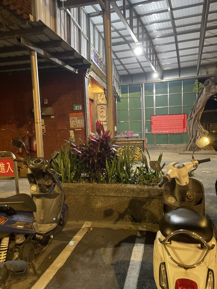 李男所停的停車格,就在土地公廟旁。(記者徐煜勝攝)
