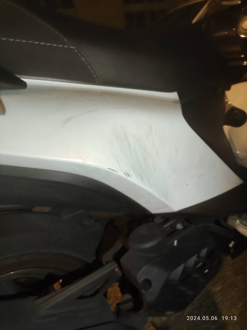 李男表示自己機車尋回後發現車身多處擦傷車損。(記者徐煜勝翻攝)