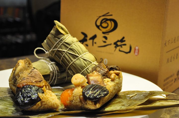 連續5年獲得米其林指南必比登推薦的餐廳「天下三絕」,推出牛三寶粽+珍鮑貝粽的「2024端午私廚名粽」組合。 圖:天下三絕/提供