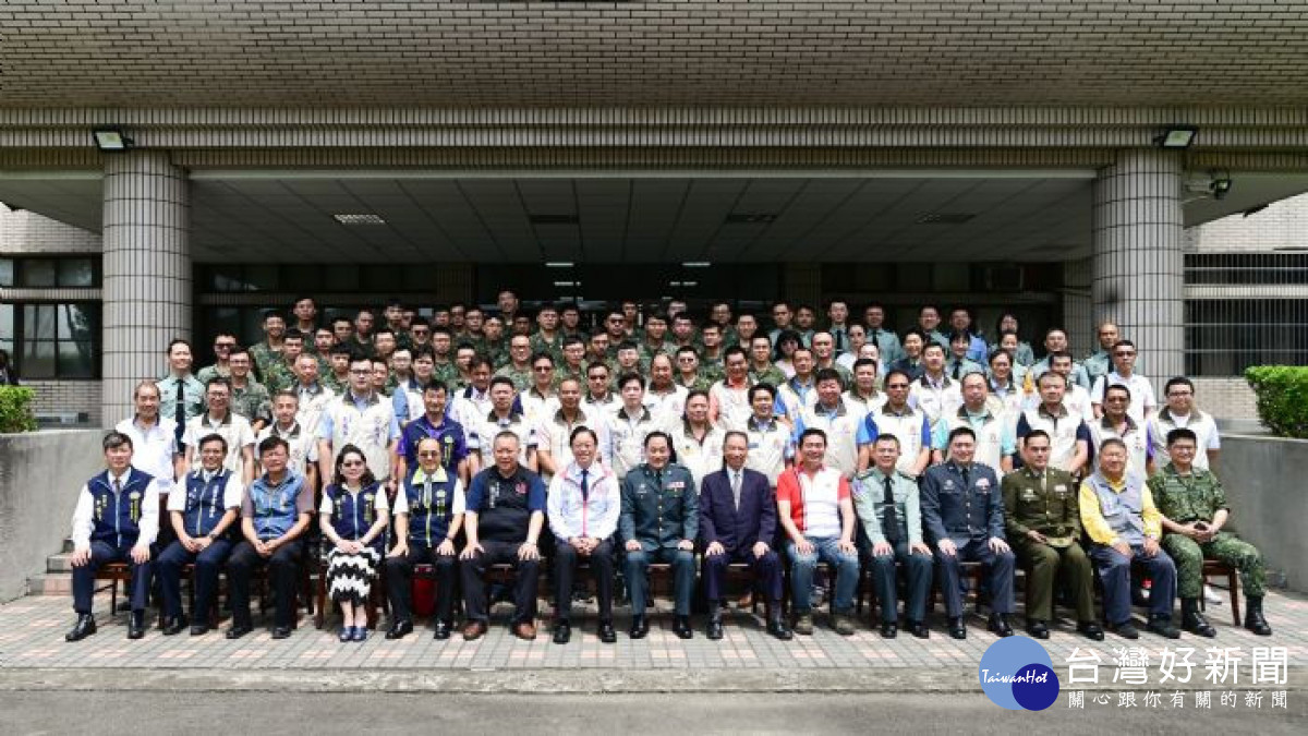 張市長與後備指揮部同仁合影留念。<br /><br />