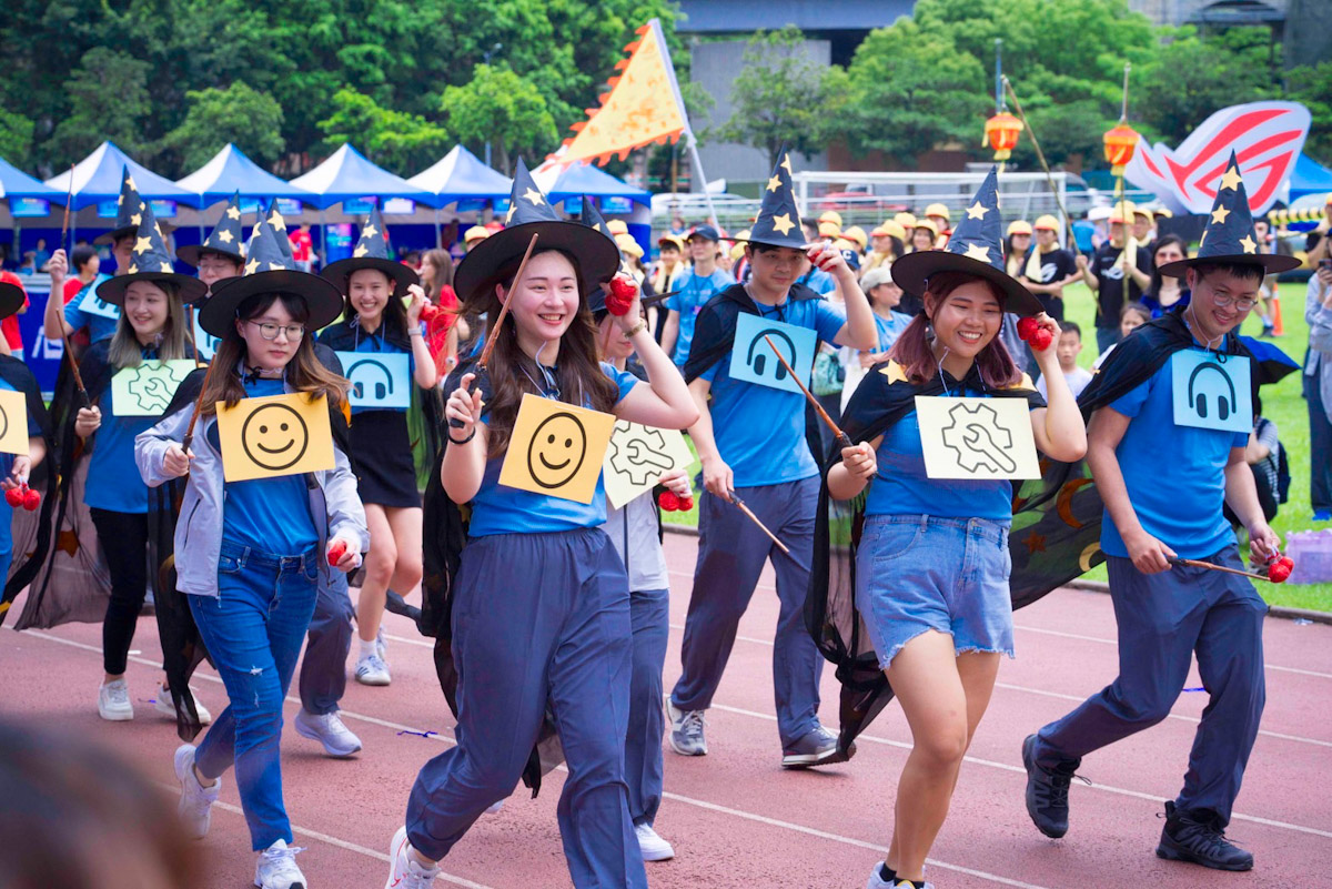 華碩成立35周年,5月4日盛大舉行運動家庭日,現場湧入近萬名同仁,攜家帶眷共襄盛舉。