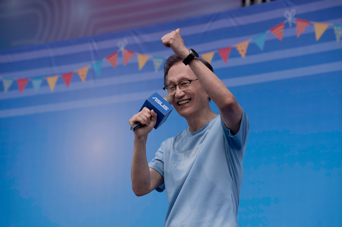 華碩電腦董事長施崇棠表示,期許華碩要持續轉型再造,全體同仁「一起發揮眾智,抓住這次ai革命的契機,將華碩打造成一個全方位ai的公司。」