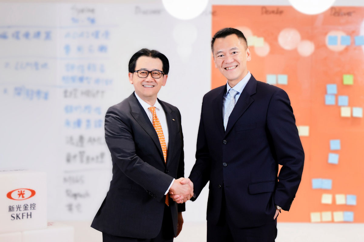 新光金控攜手微軟導入 Azure OpenAI 服務，積極發展數位金融科技，運用 AI 技術優化業務流程並發揮集團營運優勢，提供更優質的服務以應對客戶日趨多元的需求。左起為新光金控總經理陳恩光、台灣微軟總經理卞志祥。