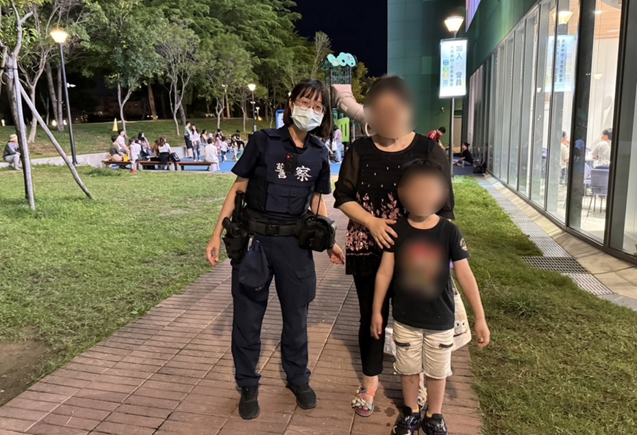 ▲圖說:7歲男童在兒童遊戲區與母親走散,員警伸出援手助母子團圓 (圖/台中市政府提供)