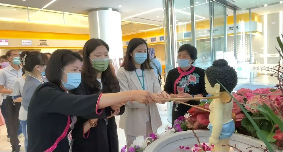 慶祝佛誕!博田醫院浴佛日 吸引民眾共同祈福