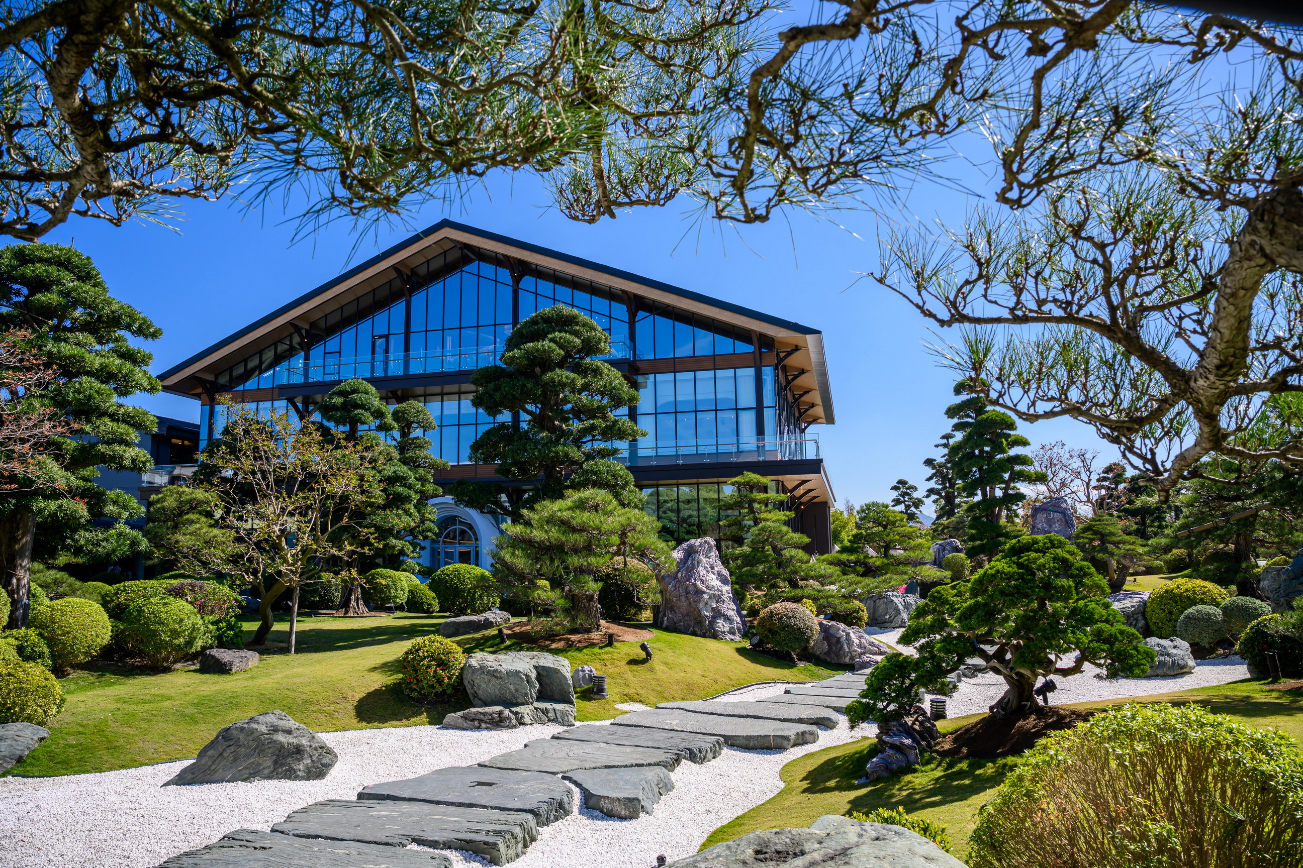 ▲母親節即將來臨,成美文化園「松緣會館」推出母親節饗宴,由五星級飯店主廚陳威文將海陸美饌澎派上桌,為母親們帶來饗美食享美景的節日盛宴。(記者張溎壕攝)