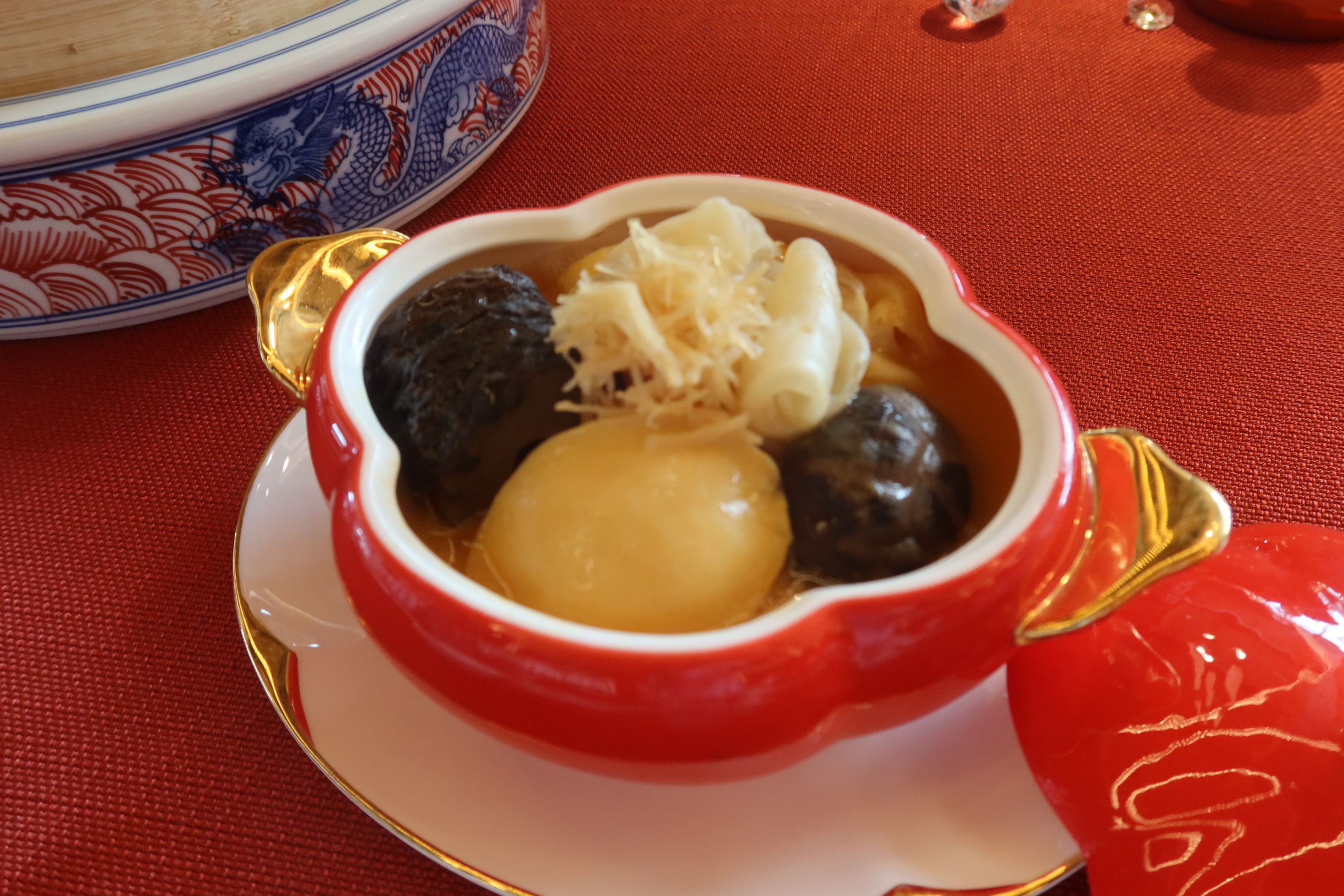▲母親節即將來臨，成美文化園「松緣會館」推出母親節饗宴，由五星級飯店主廚陳威文將海陸美饌澎派上桌，為母親們帶來饗美食享美景的節日盛宴。（記者張溎壕攝）