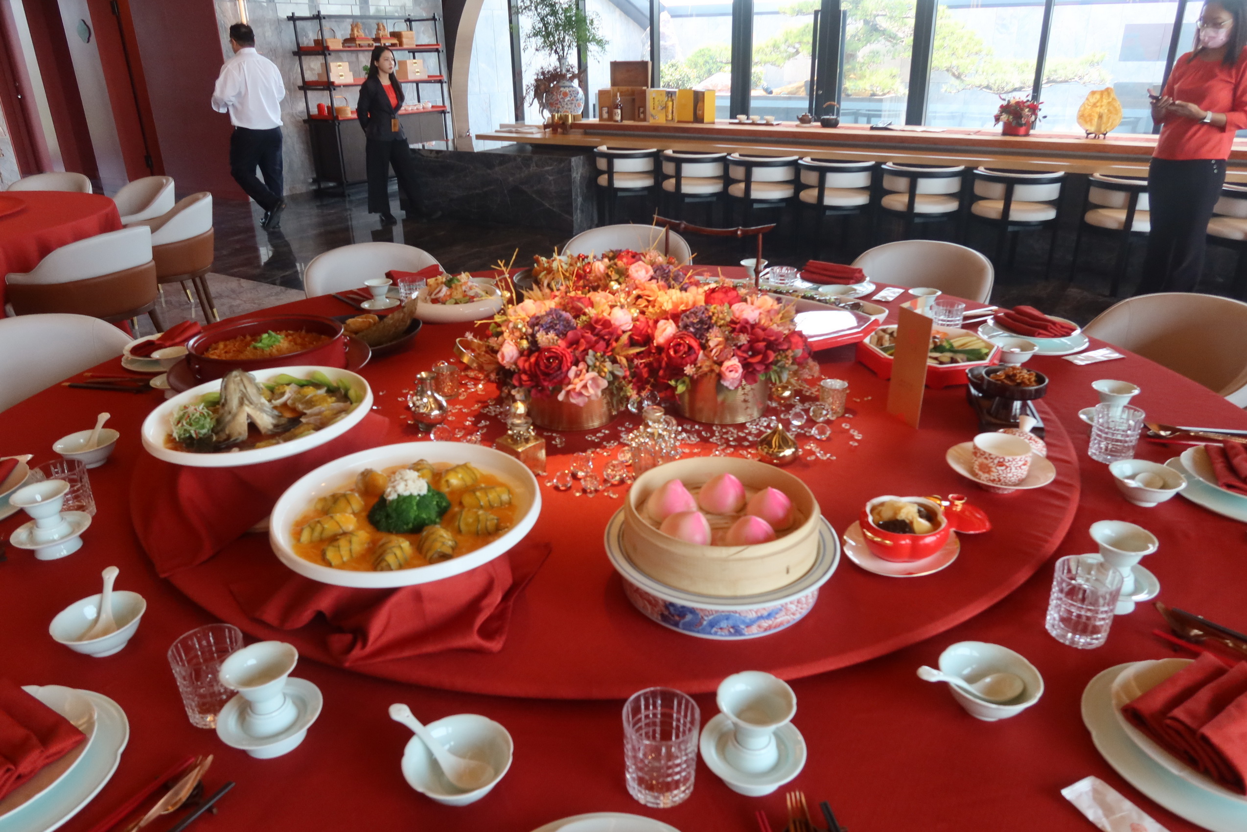 ▲母親節即將來臨，成美文化園「松緣會館」推出母親節饗宴，由五星級飯店主廚陳威文將海陸美饌澎派上桌，為母親們帶來饗美食享美景的節日盛宴。（記者張溎壕攝）