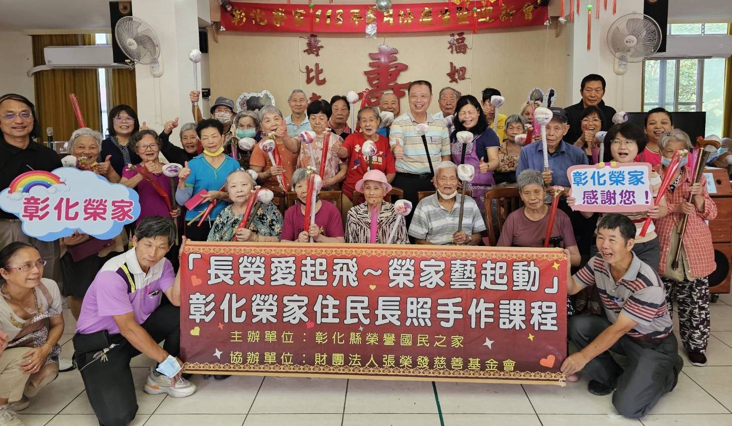 ▲母親節即將到來，彰化榮家邀請關懷小丑協會莊秀美老師教導「香草敲打棒」，讓大家一起體驗DIY樂趣，也紓緩身心。（記者張溎壕攝）