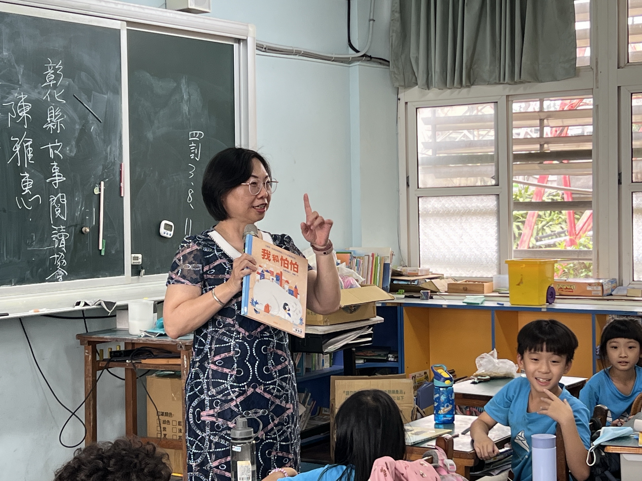 ▲文德國小與彰化縣故事閱讀協會合作，由一群退休人士組成的協會志工，為孩子們帶來豐富多彩的閱讀體驗。（記者張溎壕攝）