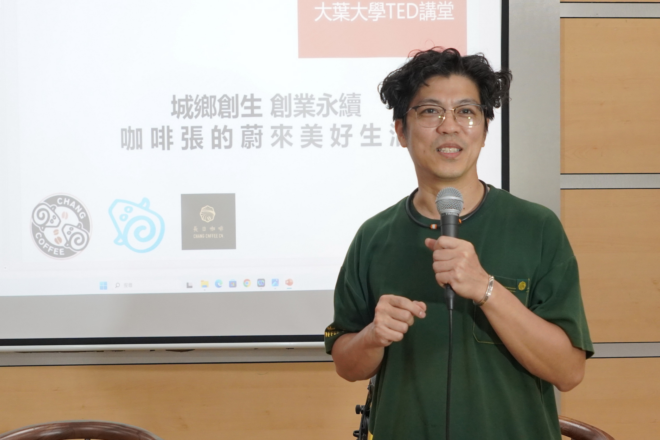 ▲長日咖啡創辦人張智閔分享產品開發歷程。（記者張溎壕攝）