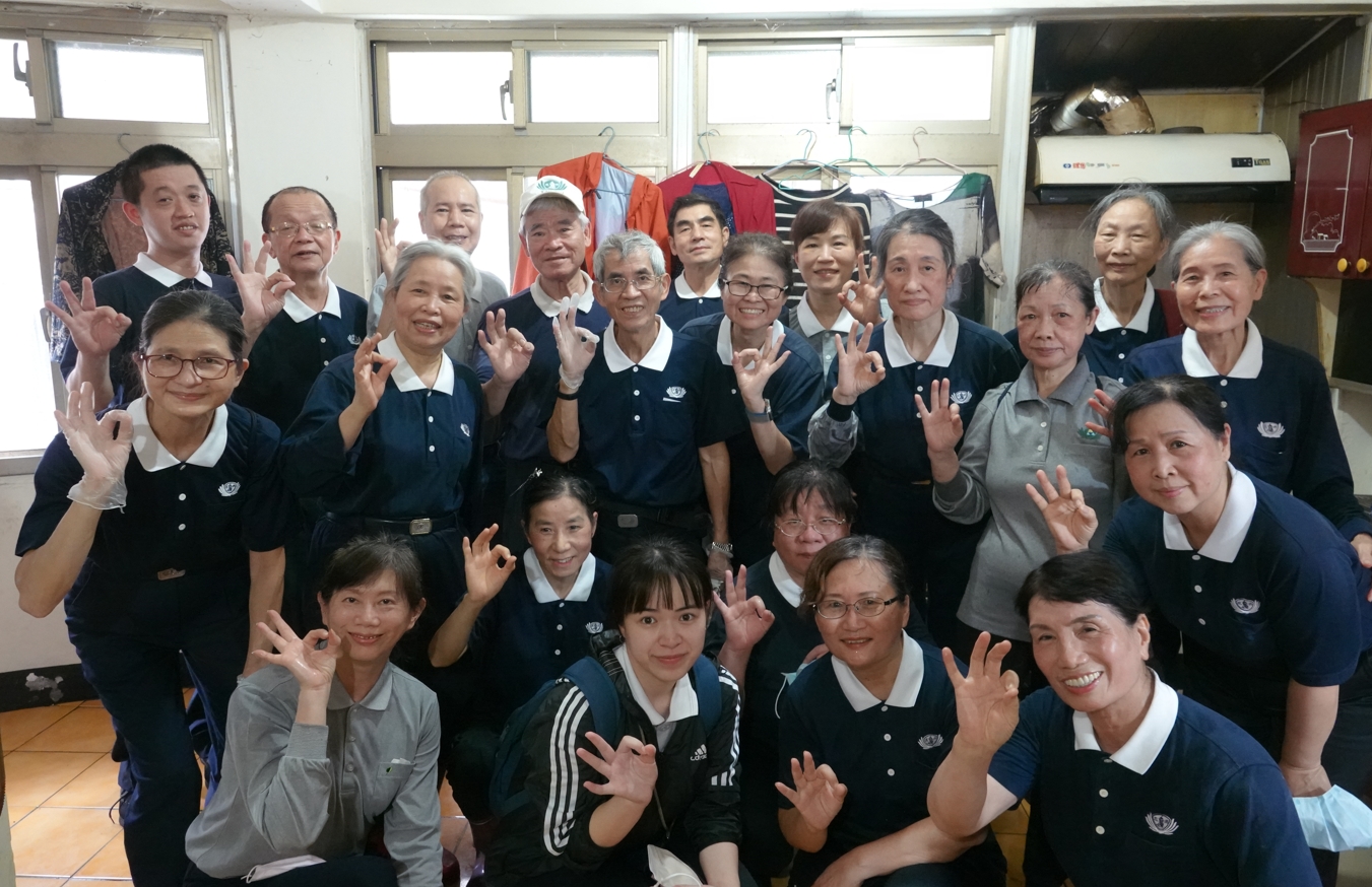 40位板橋後埔區的慈濟志工,協助幫助獨居阿嬤做居家清潔整理環境。