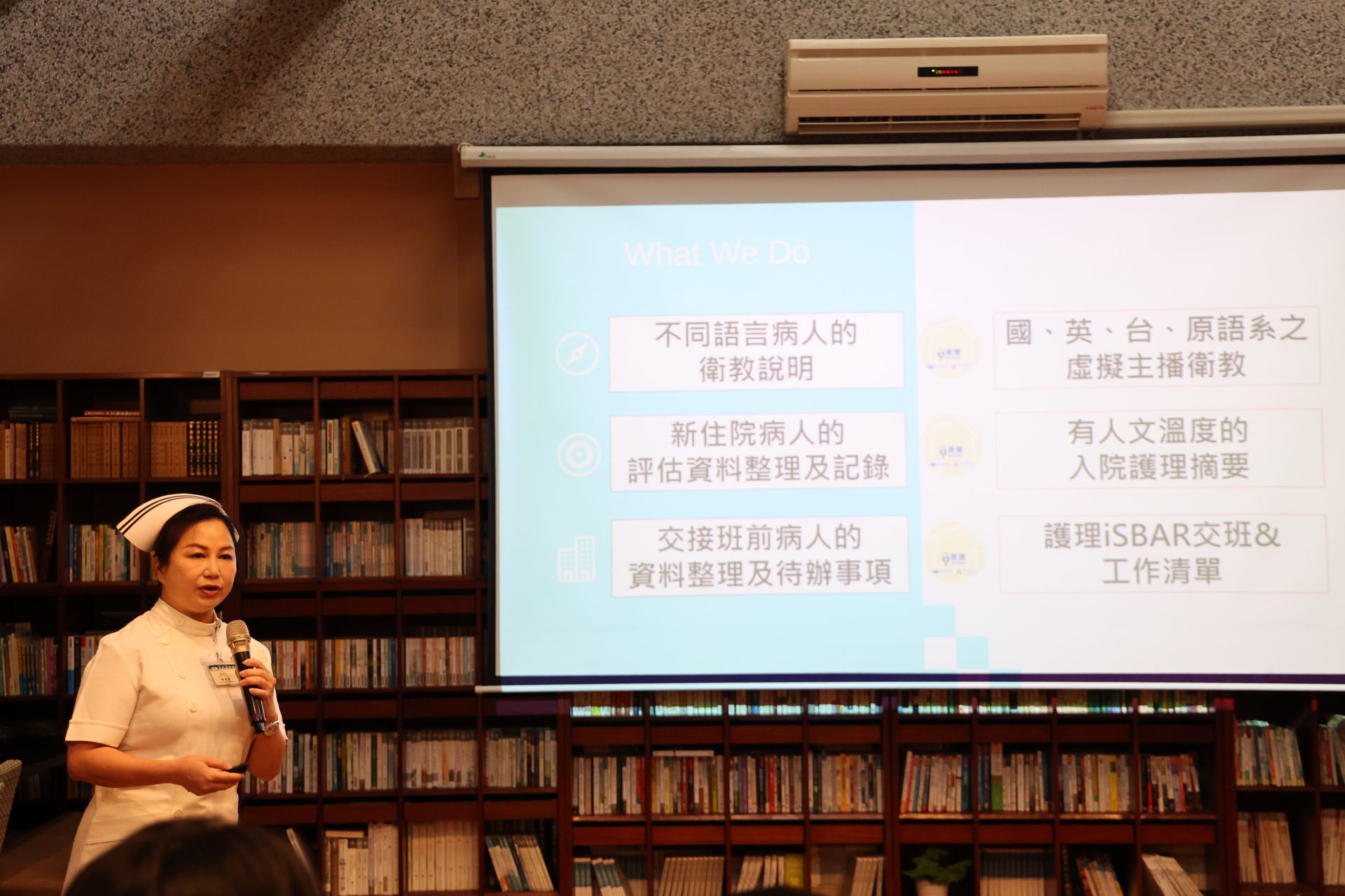 護理部鍾惠君主任說,對於新進護理人員來說,遇到語言不通的病人,往往會在照護一開始就產生額外的壓力,所以,開發團隊利用虛擬主播及AI語音生成功能,建立衛教影片的模型,護理師只需要輸入文字,就可以完成包含國語、台語、英語、原住民語在內的多語言衛教影片。