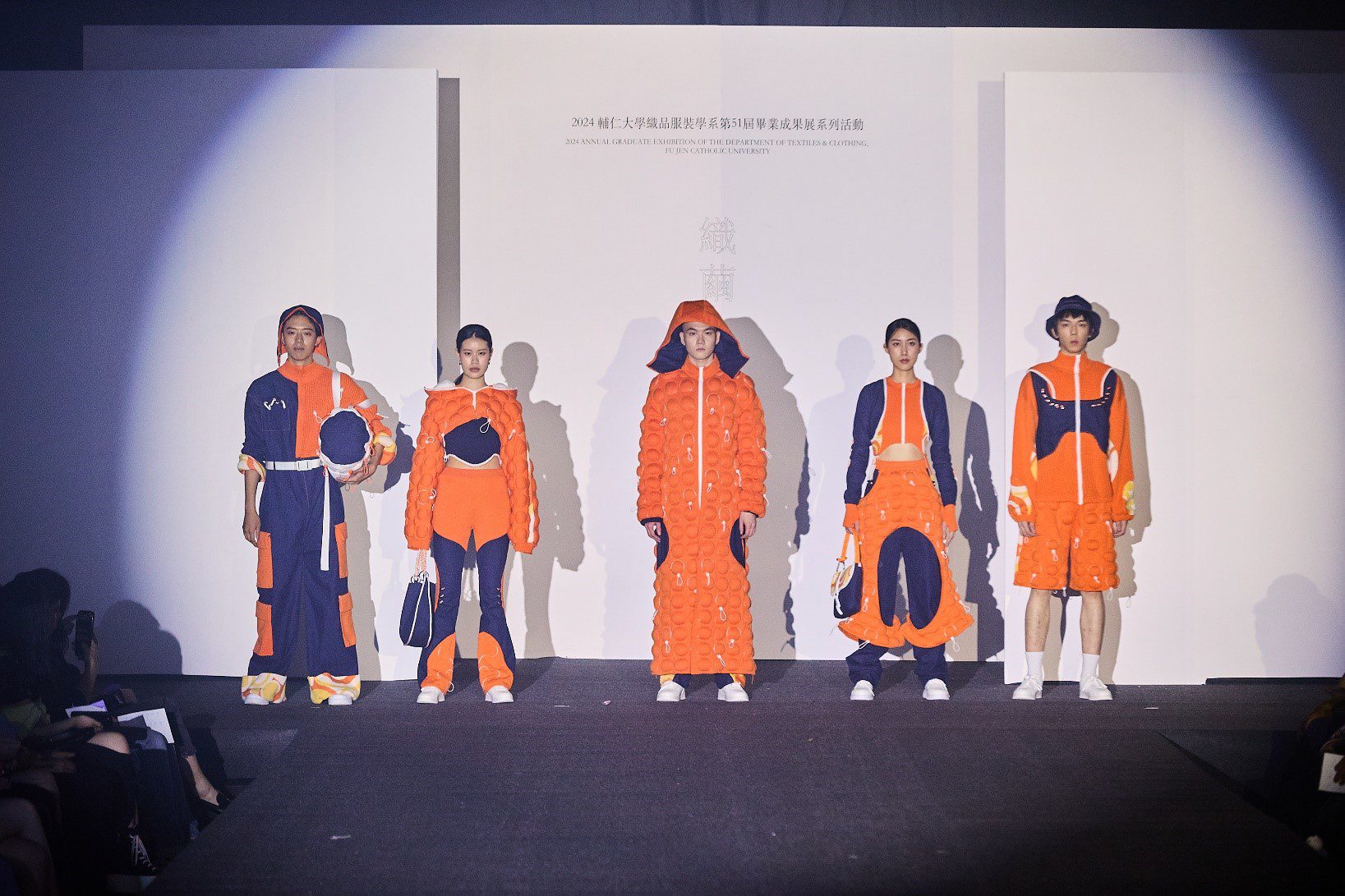 輔大織品系畢業展演「織繭」現場,學生們展現獨特風格的服裝設計。(圖/輔大織品系提供)