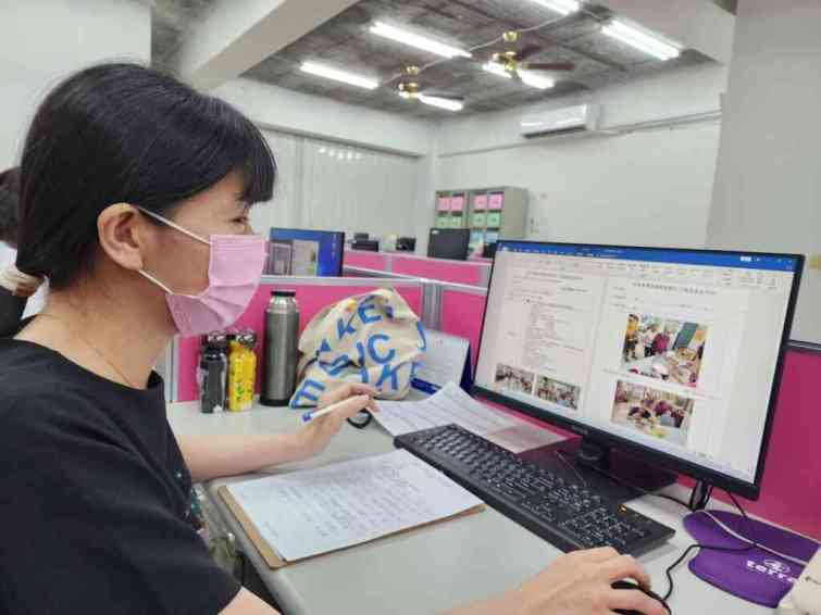 ▲芬園就業服務台運用婦女再就業計畫「自主訓練」及「婦女再就業」獎勵協助離開職場15年的小琳提升職能獲聘長照機構行政助理。（中彰投分署提供）