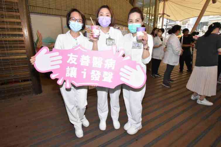 ▲曾郁婷護理師（圖中）表示，透過活動讓更多民眾知道愛滋病的相關知識，對愛滋病有正確的態度。（彰基醫院提供）