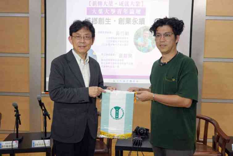 ▲大葉大學方文昌校長(左)致贈錦旗給長日咖啡創辦人張智閔(右)。（大葉大學提供）