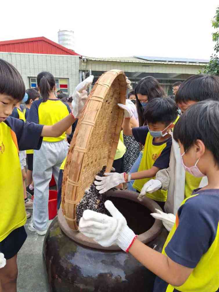 ▲雲林縣內5所國民小學辦理推動食農教育示範計畫，連結在地青農、食農場域，研提各校特色食農課程，藉由其執行成果來擬訂雲林縣食農教育於學校之推動方向。（雲林縣政府提供）
