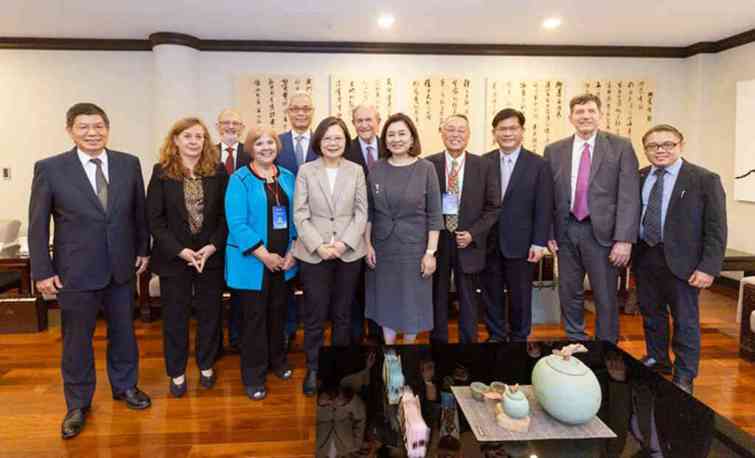 ▲蔡英文總統今天下午在寓所接見「亞太堅韌研究基金會訪團」時強調，「亞堅會」是臺灣第一個專注於公共政策研究的國際性智庫。（總統府提供）