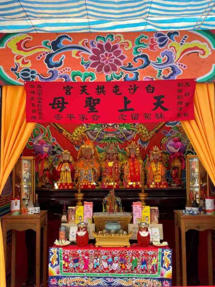 ▲五尊來自不同宮廟的媽祖神尊」一同駐駕愛情果園到5月12日。（農村水保署臺中分署提供）
